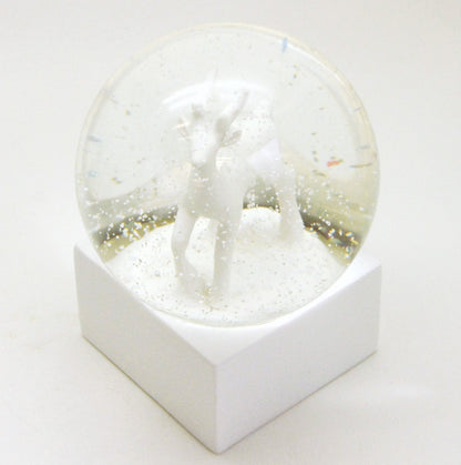 Schneekugel Reh weiß auf Sockel weiß eckig "PURE-Line" 10 cm Durchmesser - Schneekugelhaus
