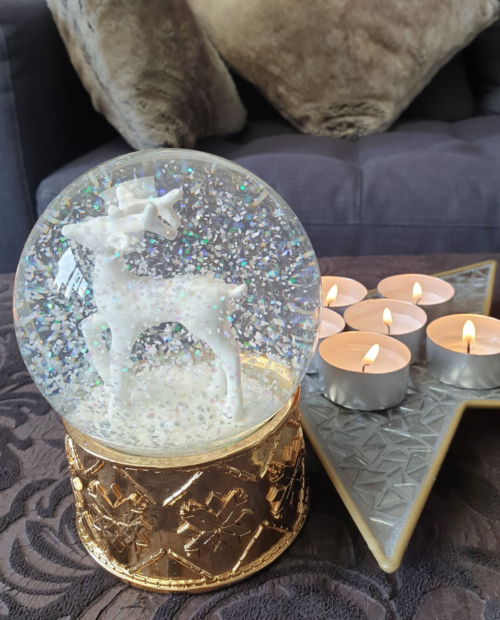 Schneekugel Reh weiß mit kupfergold-Sockel Schneeflocke mit Spieluhr - Schneekugelhaus