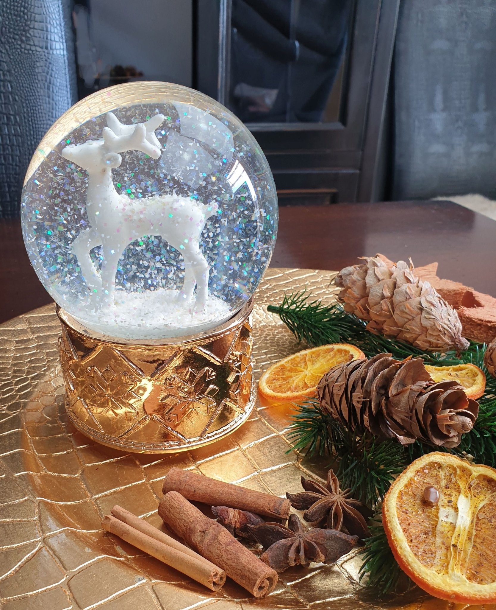 Schneekugel Reh weiß mit kupfergold-Sockel Schneeflocke mit Spieluhr - Schneekugelhaus