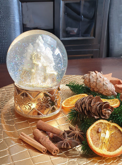 Schneekugel Rehe mit Baum mit kupfergold-Sockel Schneeflocke mit Spieluhr - Schneekugelhaus