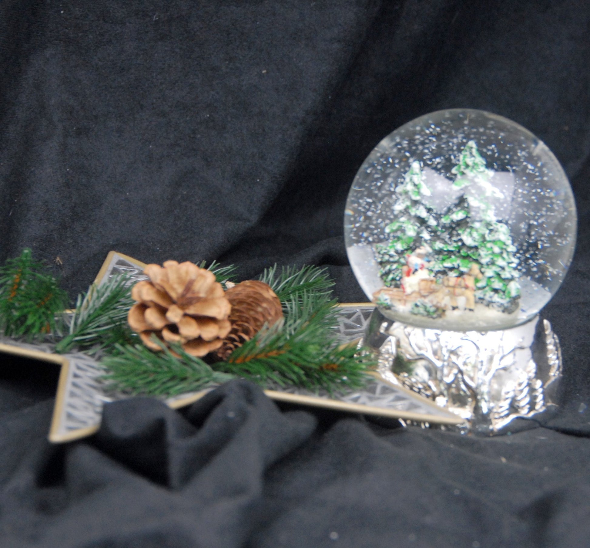 Schneekugel Romantische Kutschfahrt auf Silber-Sockel mit Spieluhr Jingle Bells 10 cm Durchmesser - Schneekugelhaus