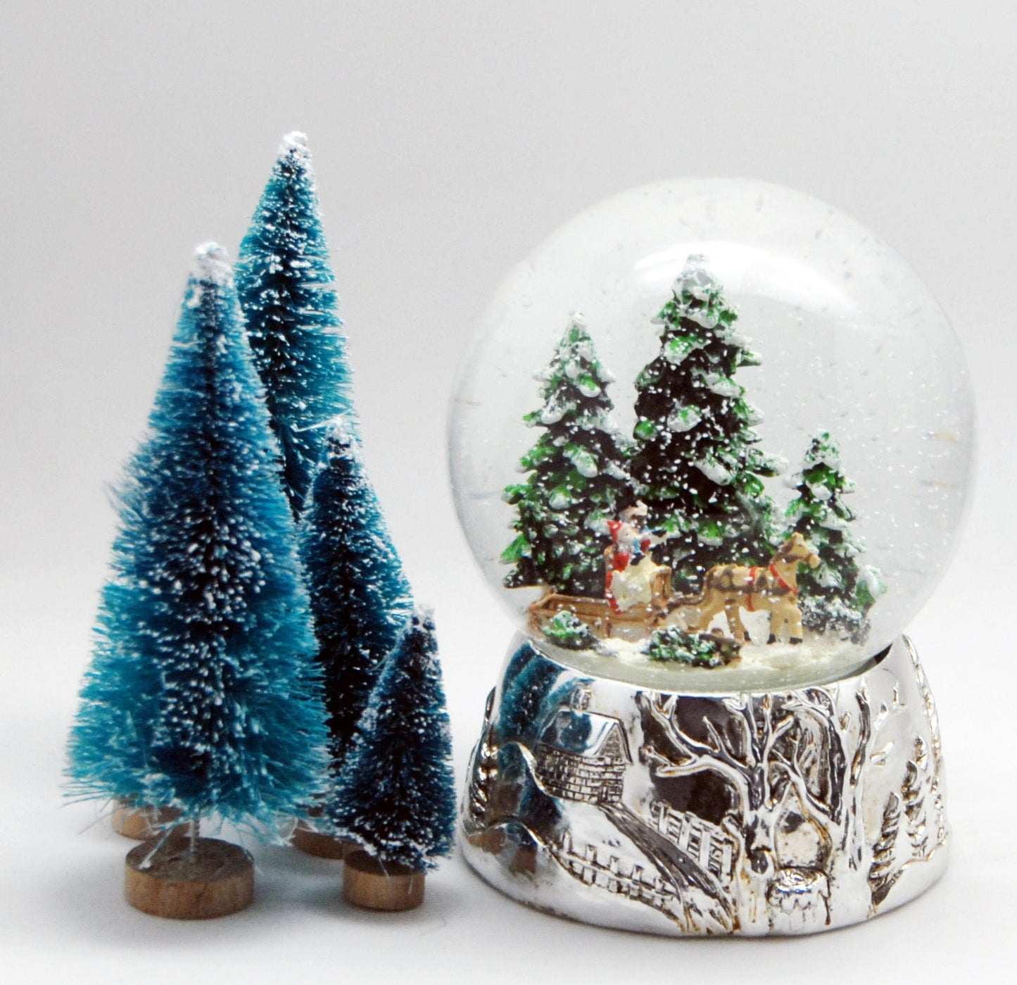 Schneekugel Romantische Kutschfahrt auf Silber-Sockel mit Spieluhr Winter Wonderland - Schneekugelhaus