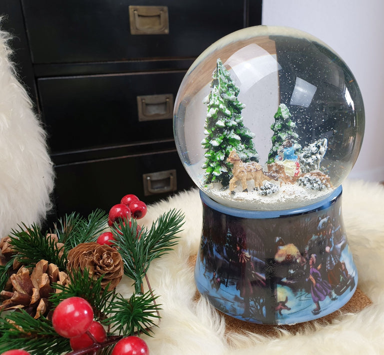 Schneekugel Romantische Kutschfahrt mit Spieluhr 10 cm Durchmesser - Schneekugelhaus