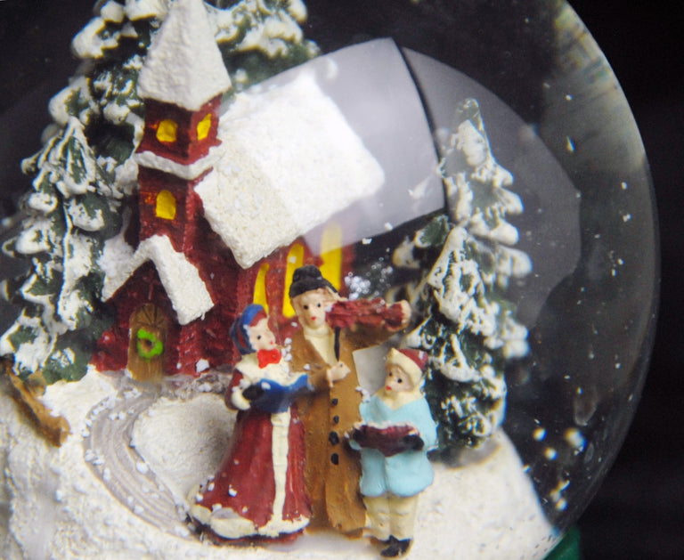 Schneekugel Romantischer Winterspaziergang auf Silber Sockel mit Spieluhr Jingle Bells 10 cm Durchmesser - Schneekugelhaus