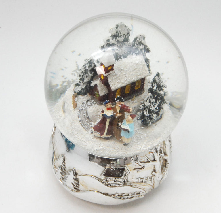 Schneekugel Romantischer Winterspaziergang auf Silber Sockel mit Spieluhr Winter Wonderland 10 cm Durchmesser - Schneekugelhaus