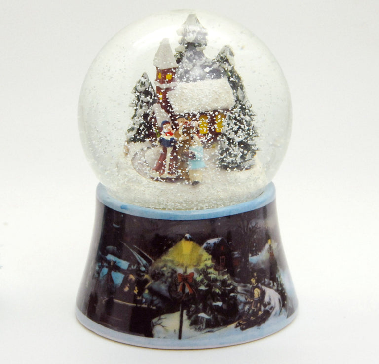 Schneekugel Romantischer Winterspaziergang auf Sockel nostalgischer Weihnachtsmarkt mit Spieluhr - Schneekugelhaus