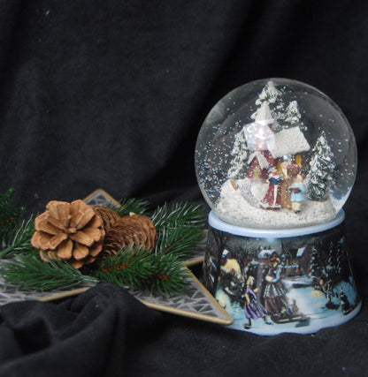 Schneekugel Romantischer Winterspaziergang auf Sockel nostalgischer Weihnachtsmarkt mit Spieluhr - Schneekugelhaus