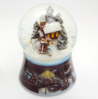 Schneekugel Romantischer Winterspaziergang auf Sockel nostalgischer Weihnachtsmarkt mit Spieluhr - Schneekugelhaus