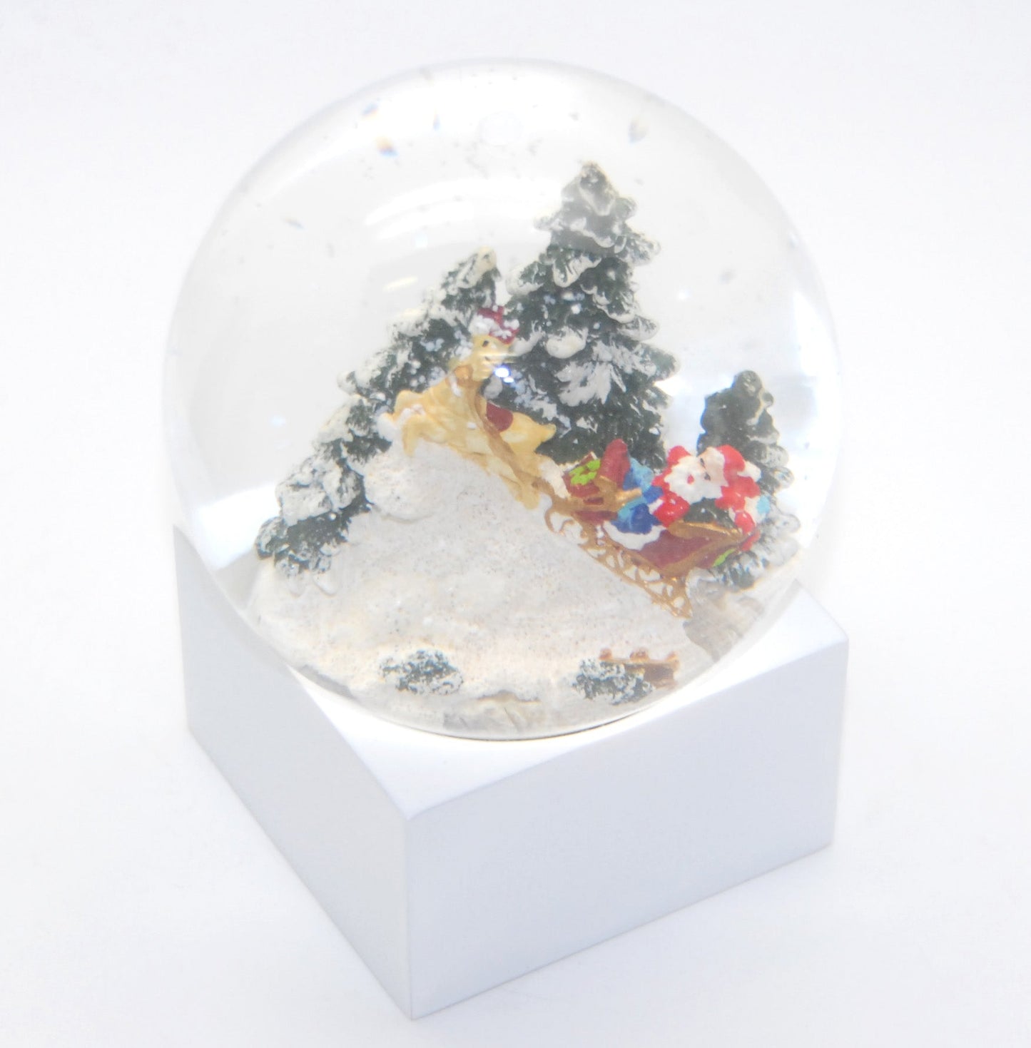 Schneekugel Santa auf Schlitten auf Sockel weiß eckig "PURE-Line" 10 cm Durchmesser - Schneekugelhaus