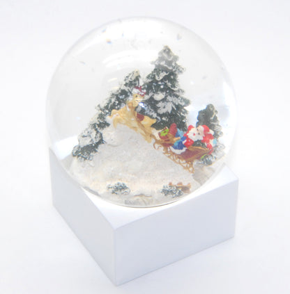 Schneekugel Santa auf Schlitten auf Sockel weiß eckig "PURE-Line" 10 cm Durchmesser - Schneekugelhaus