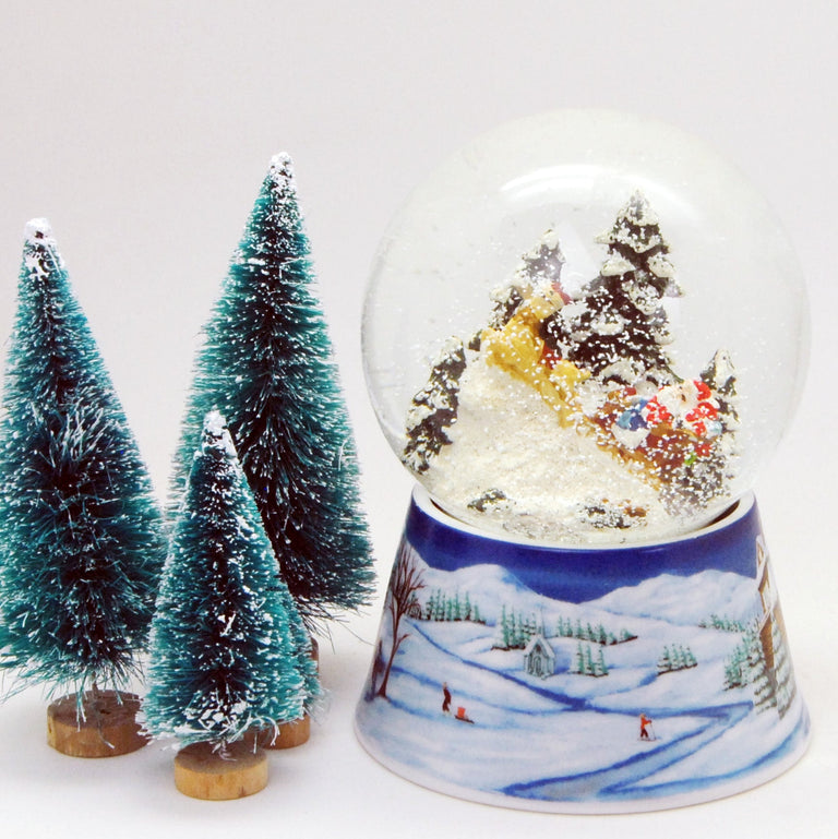 Schneekugel Santa im Schlitten auf Sockel Winterlandschaft mittelblau mit Spieluhr 10 cm Durchmesser - Schneekugelhaus