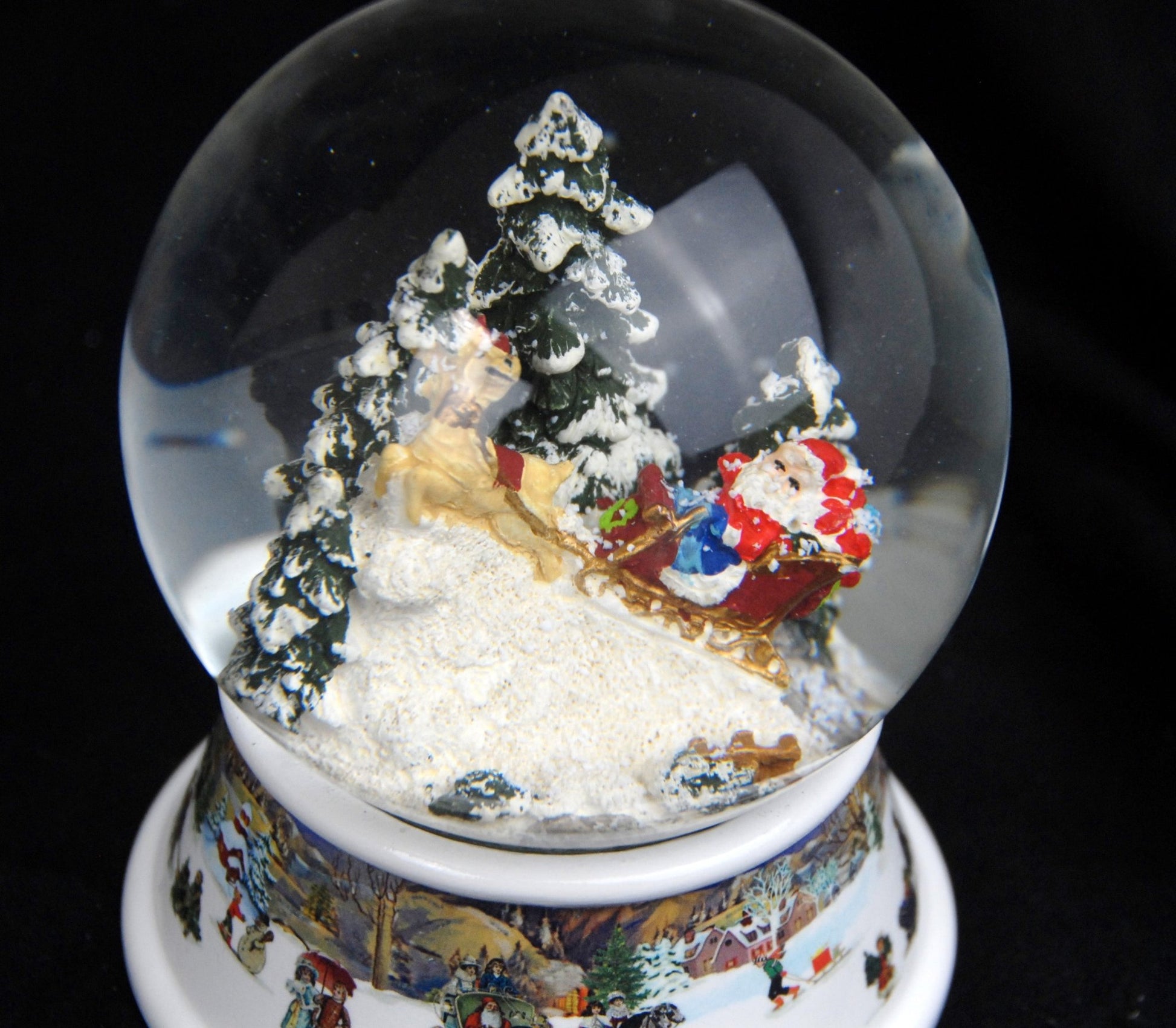 Schneekugel Santa im Schlitten bringt Geschenke auf Sockel nostalgische Schneelandschaft mit Spieluhr - Schneekugelhaus