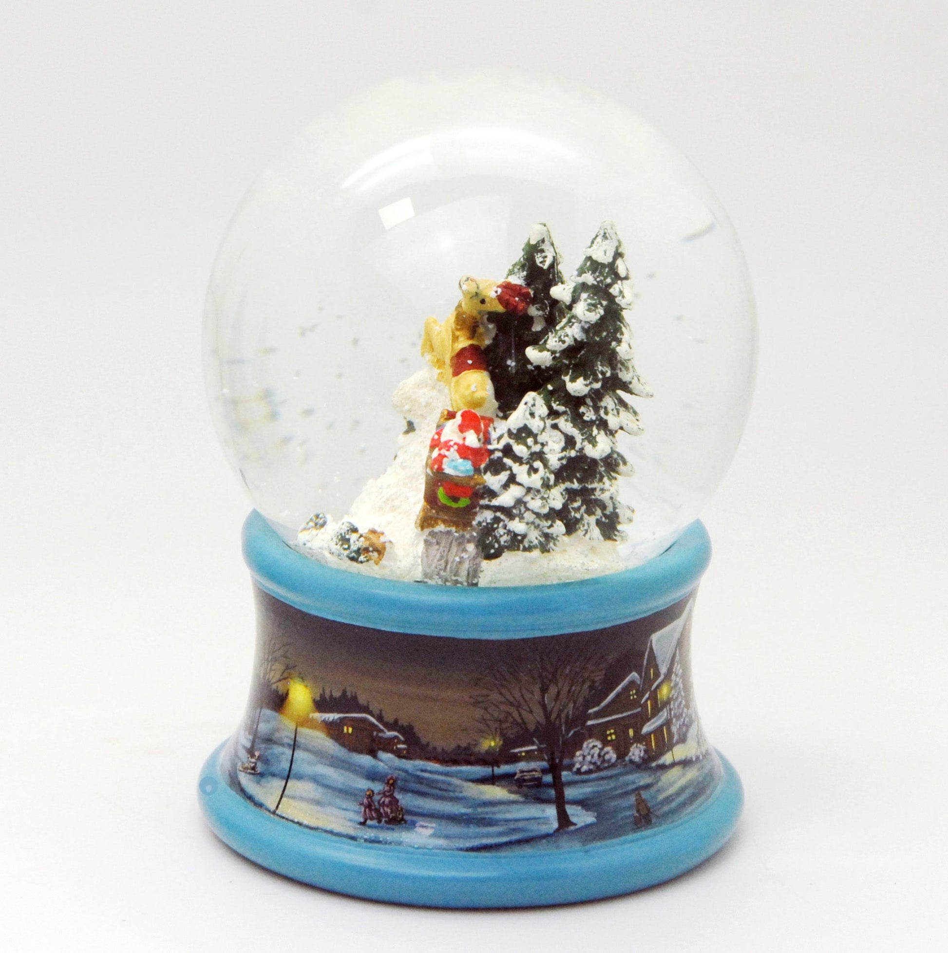 Schneekugel Santa im Schlitten bringt Geschenke auf Sockel Winterlandschaft Eisläufer blau mit Spieluhr - Schneekugelhaus