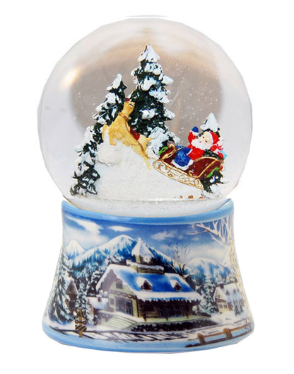Schneekugel Santa kommt auf Schlitten auf Sockel Winterlandschaft mit Spieluhr 10 cm Durchmesser - Schneekugelhaus