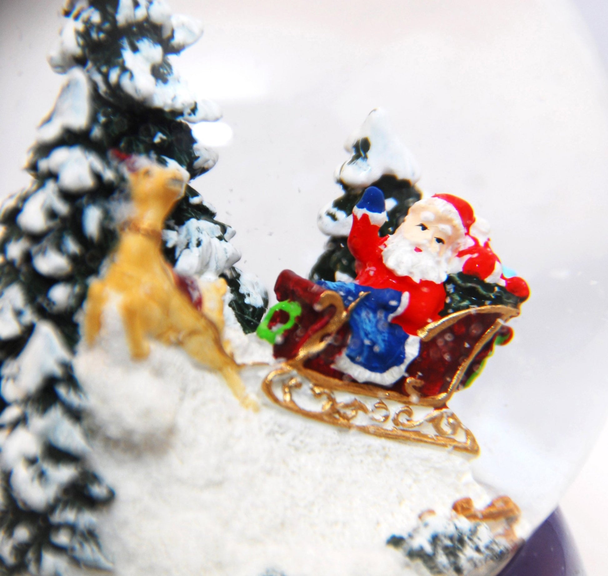 Schneekugel Santa kommt auf Schlitten auf Sockel Winterlandschaft mit Spieluhr 10 cm Durchmesser - Schneekugelhaus
