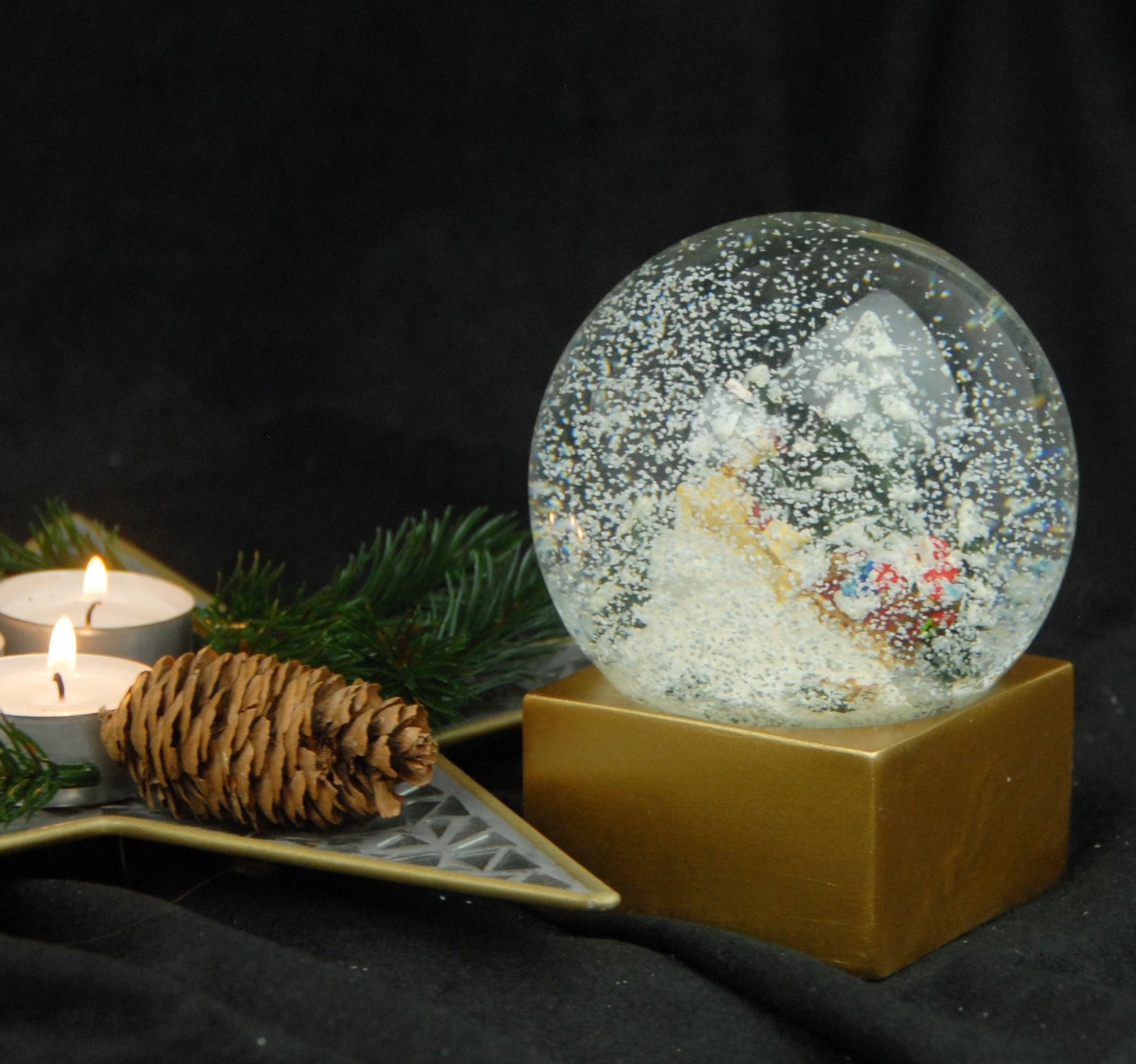 Schneekugel Santa kommt im Schlitten auf Sockel golden eckig "PURE-Line" 10 cm Durchmesser - Schneekugelhaus