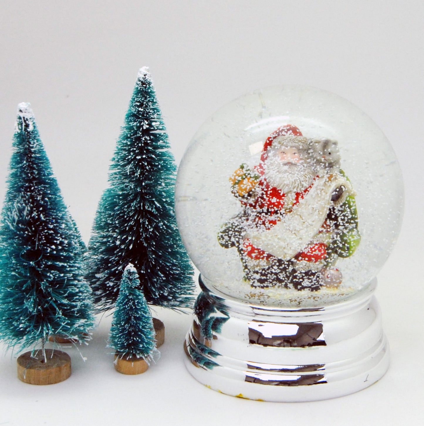 Schneekugel Santa rot Geschenkeliste auf Sockel silber rund geschwungen 10 cm Durchmesser - Schneekugelhaus