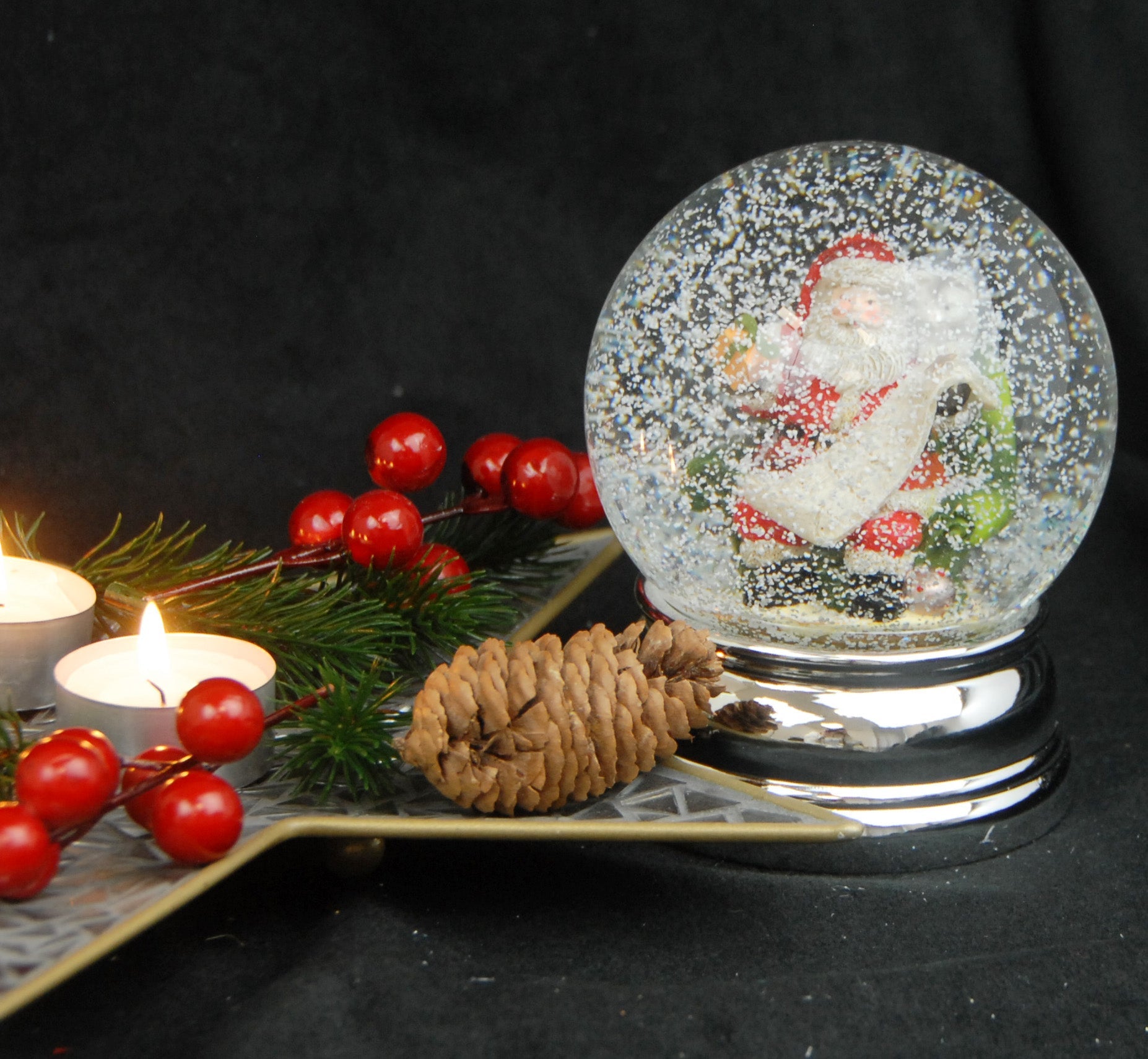 Schneekugel Santa rot Geschenkeliste auf Sockel silber rund geschwungen 10 cm Durchmesser - Schneekugelhaus