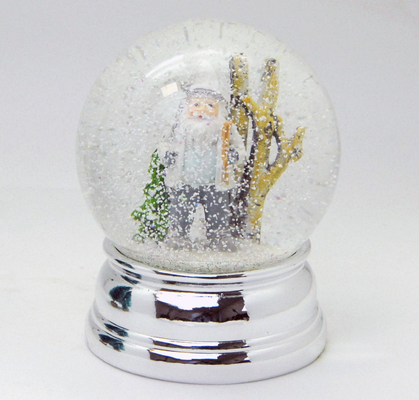 Schneekugel Santa weiß im Wald auf Sockel silber rund geschwungen 10 cm Durchmesser - Schneekugelhaus