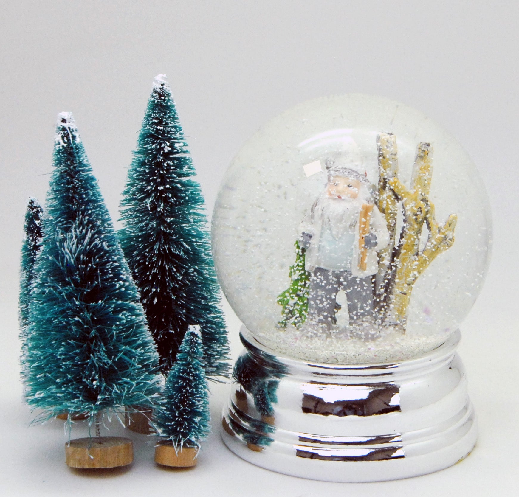 Schneekugel Santa weiß im Wald auf Sockel silber rund geschwungen 10 cm Durchmesser - Schneekugelhaus
