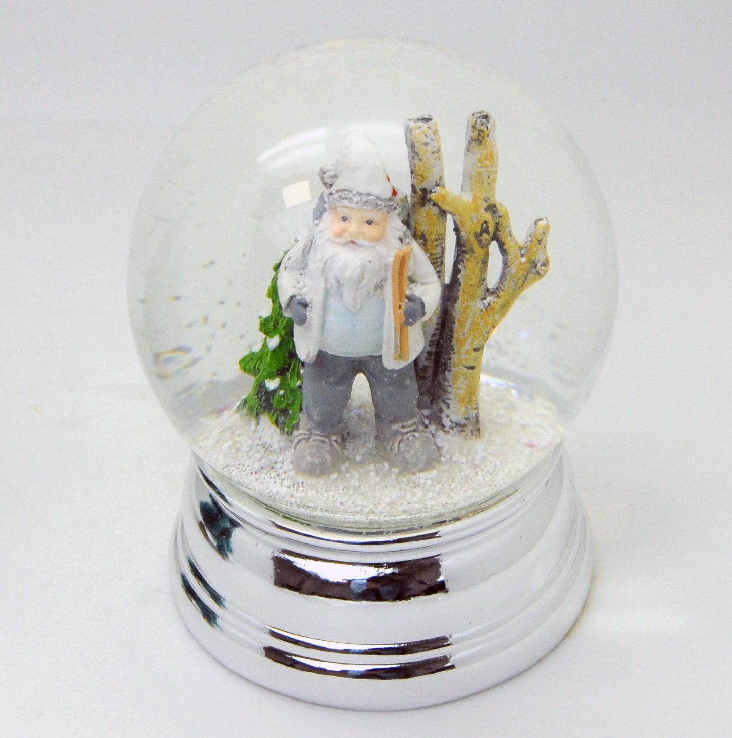 Schneekugel Santa weiß im Wald auf Sockel silber rund geschwungen 10 cm Durchmesser - Schneekugelhaus