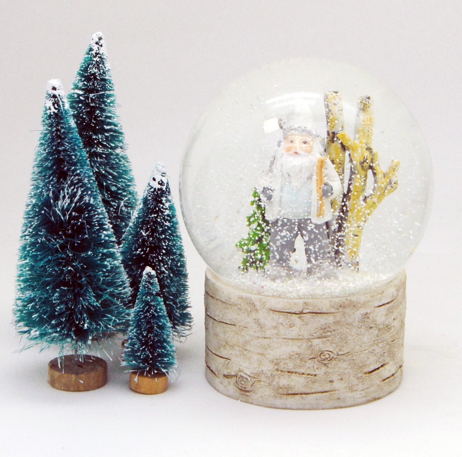 Schneekugel Santa weiß im Winterwald auf Holzsockel "Country-Line" 10 cm Durchmesser - Schneekugelhaus