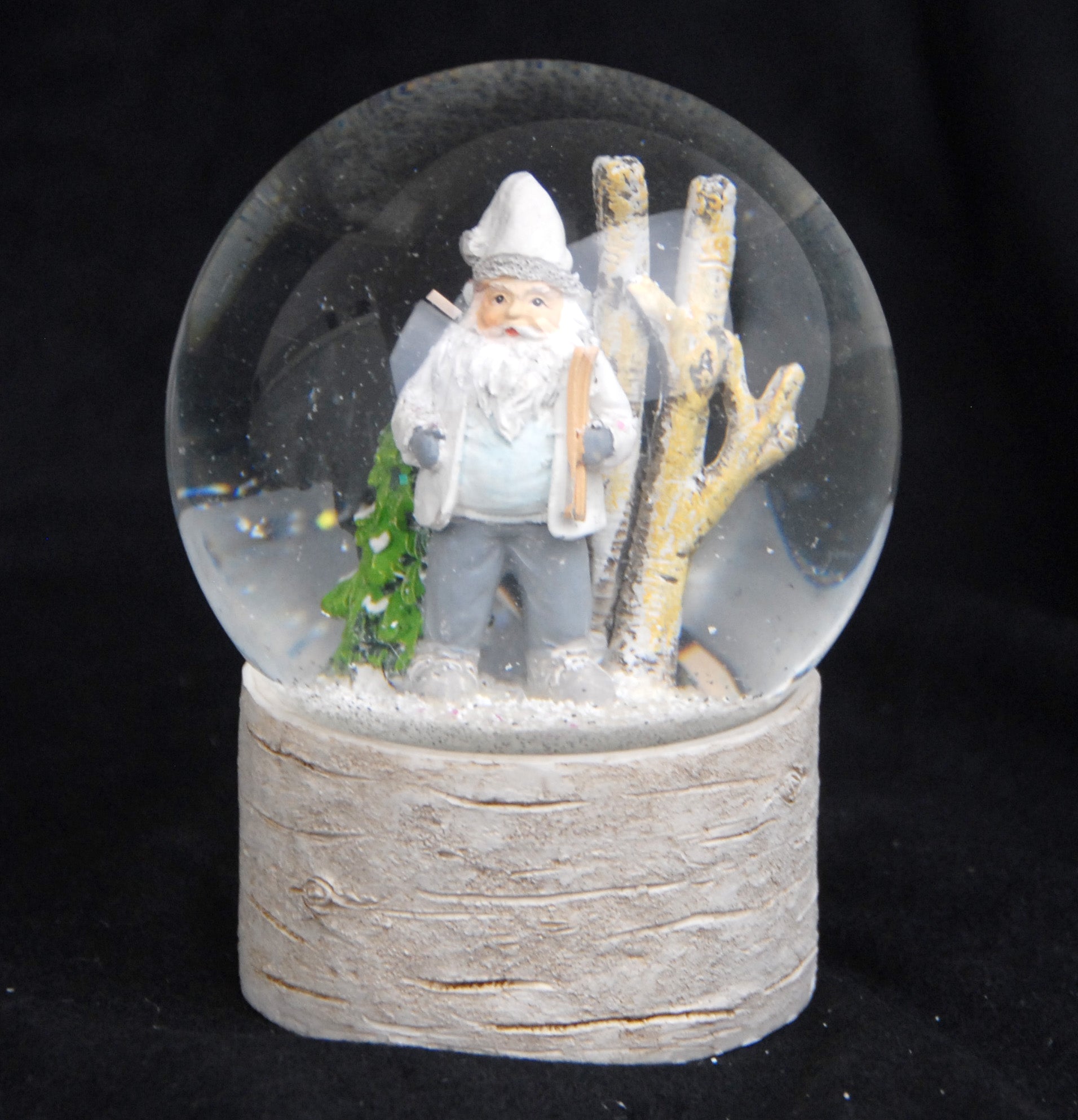 Schneekugel Santa weiß im Winterwald auf Holzsockel "Country-Line" 10 cm Durchmesser - Schneekugelhaus