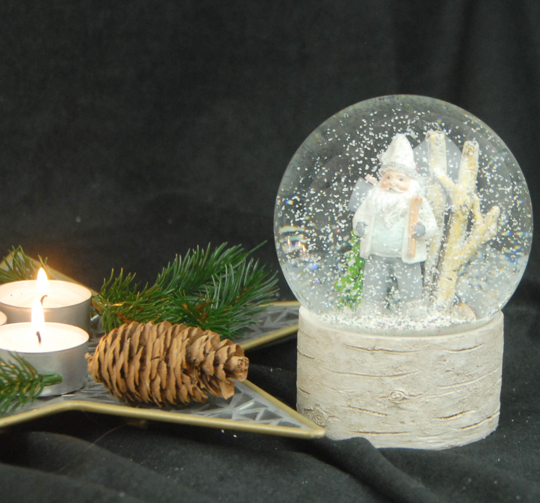 Schneekugel Santa weiß im Winterwald auf Holzsockel "Country-Line" 10 cm Durchmesser - Schneekugelhaus