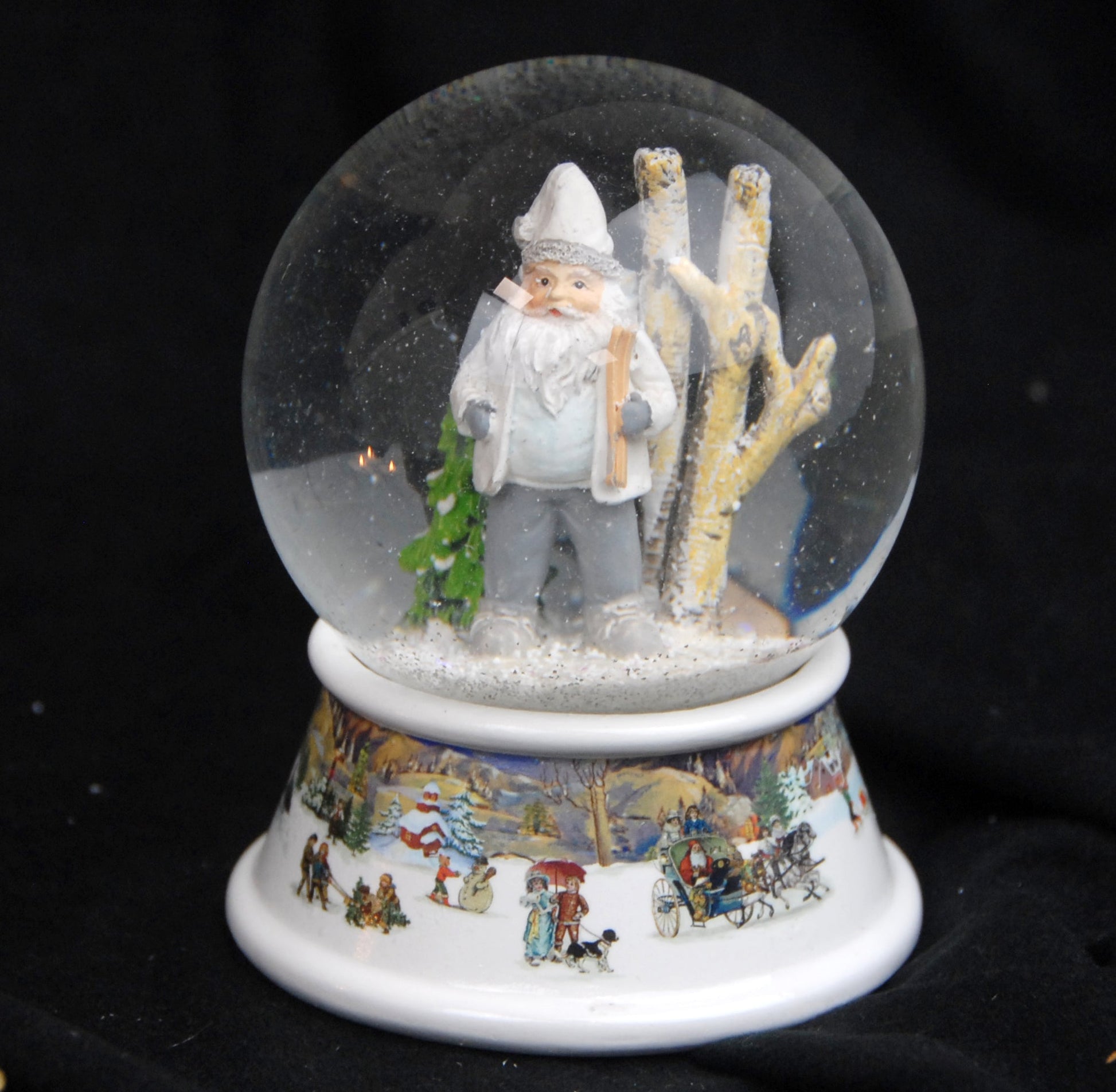 Schneekugel Santa weiß im Winterwald auf Sockel nostalgische Winterlandschaft mit Spieluhr 10 cm Durchmesser - Schneekugelhaus