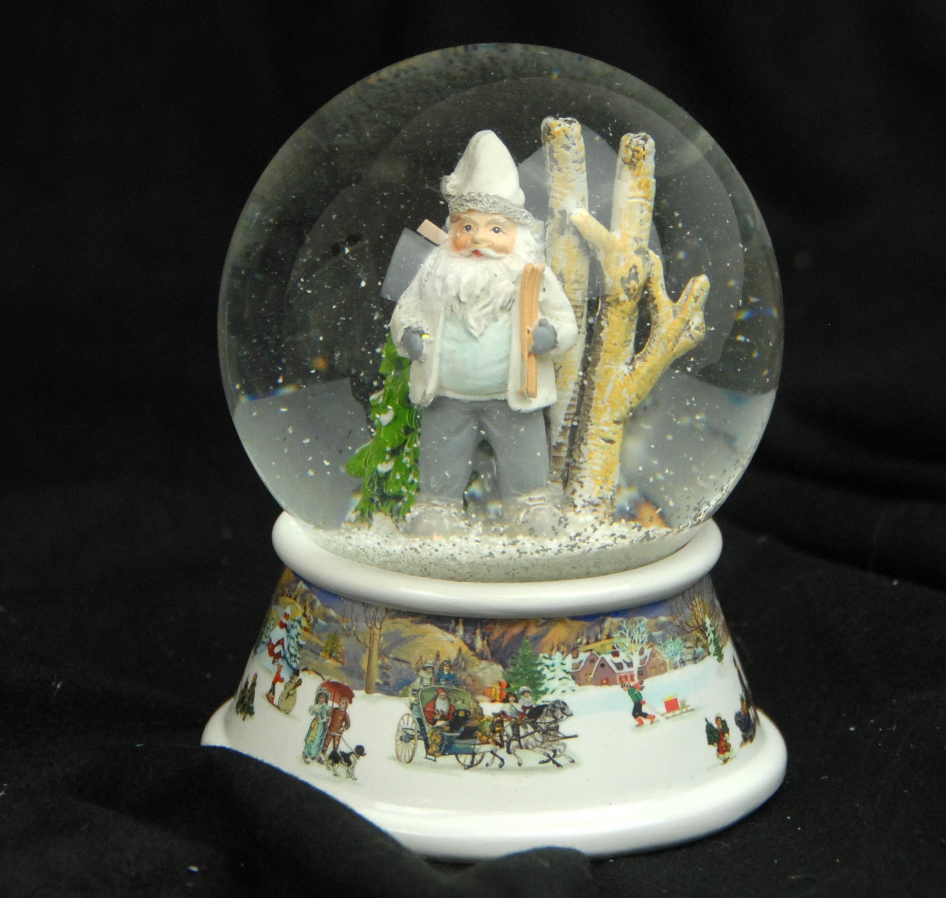 Schneekugel Santa weiß im Winterwald auf Sockel nostalgische Winterlandschaft mit Spieluhr 10 cm Durchmesser - Schneekugelhaus