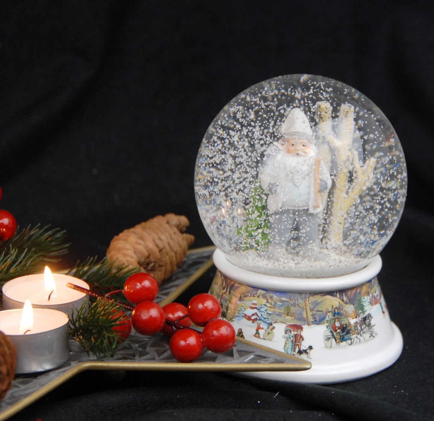 Schneekugel Santa weiß im Winterwald auf Sockel nostalgische Winterlandschaft mit Spieluhr 10 cm Durchmesser - Schneekugelhaus