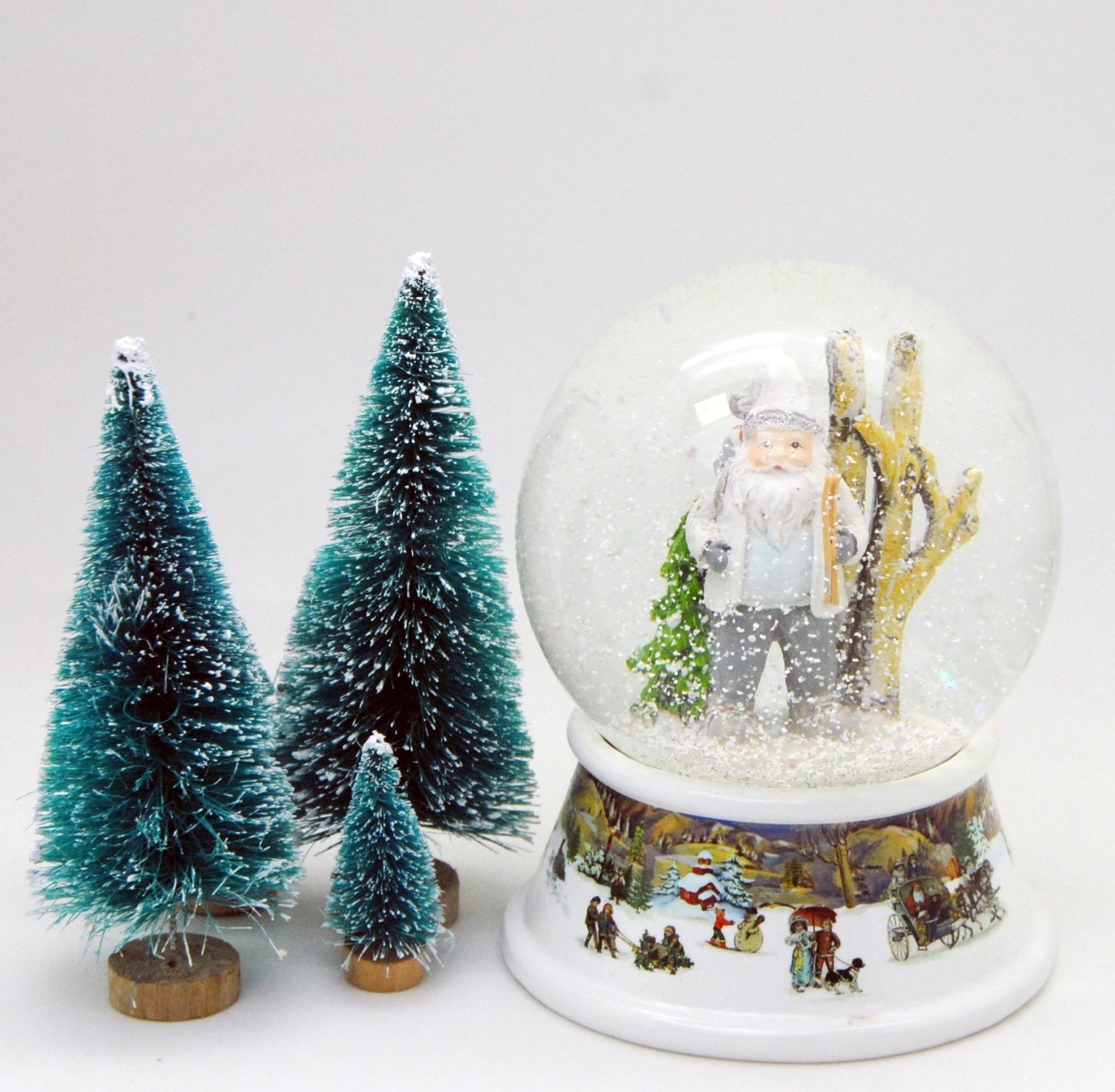Schneekugel Santa weiß im Winterwald auf Sockel nostalgische Winterlandschaft mit Spieluhr 10 cm Durchmesser - Schneekugelhaus