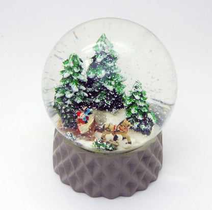 Schneekugel Schlittenfahrt auf Sockel sand farben kubisch "PURE-Line" 10 cm Durchmesser - Schneekugelhaus