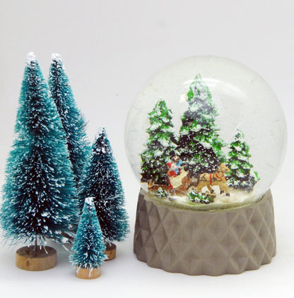 Schneekugel Schlittenfahrt auf Sockel sand farben kubisch "PURE-Line" 10 cm Durchmesser - Schneekugelhaus