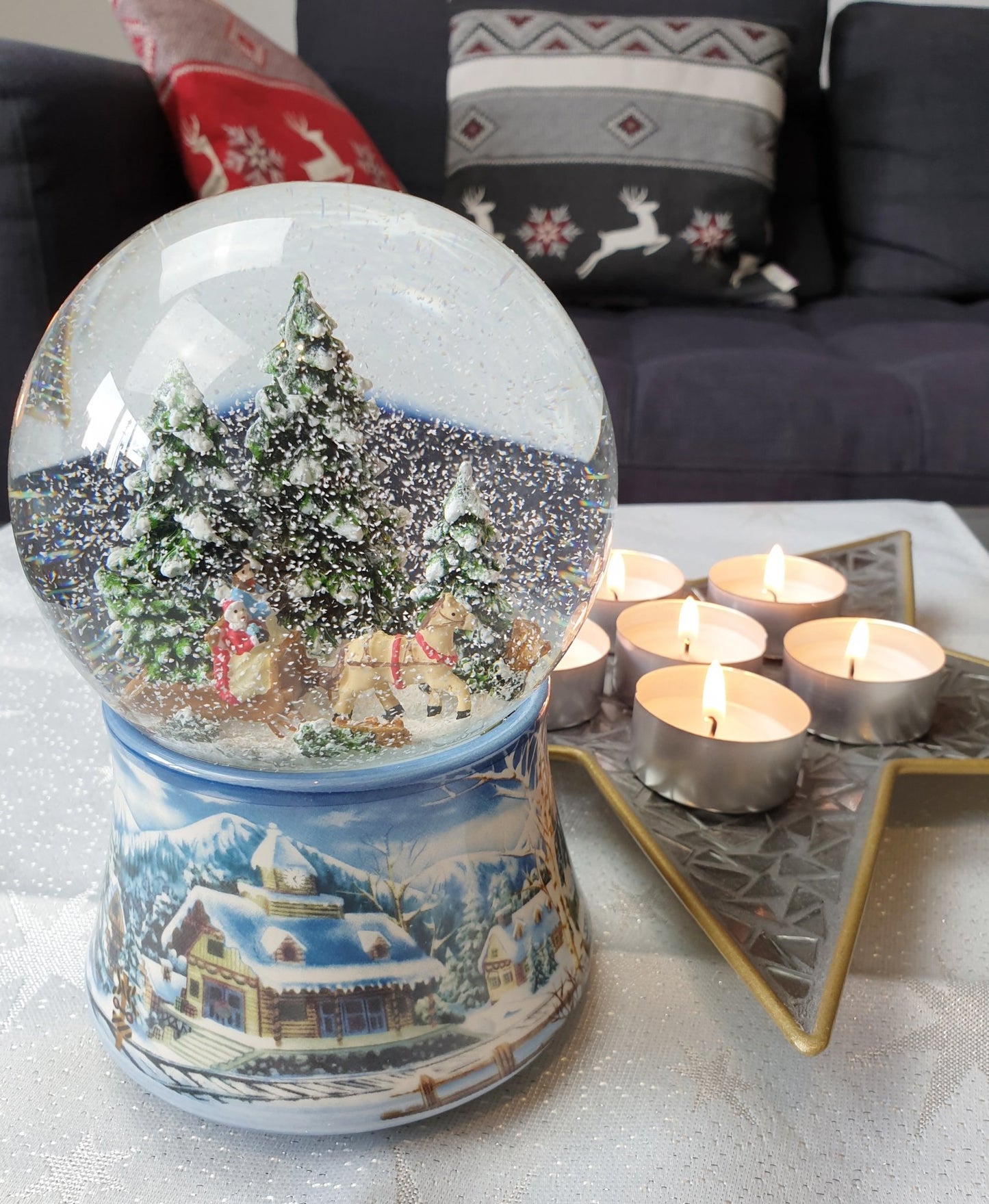 Schneekugel Schlittenfahrt auf Sockel Winterlandschaft mit Spieluhr 10 cm Durchmesser - Schneekugelhaus