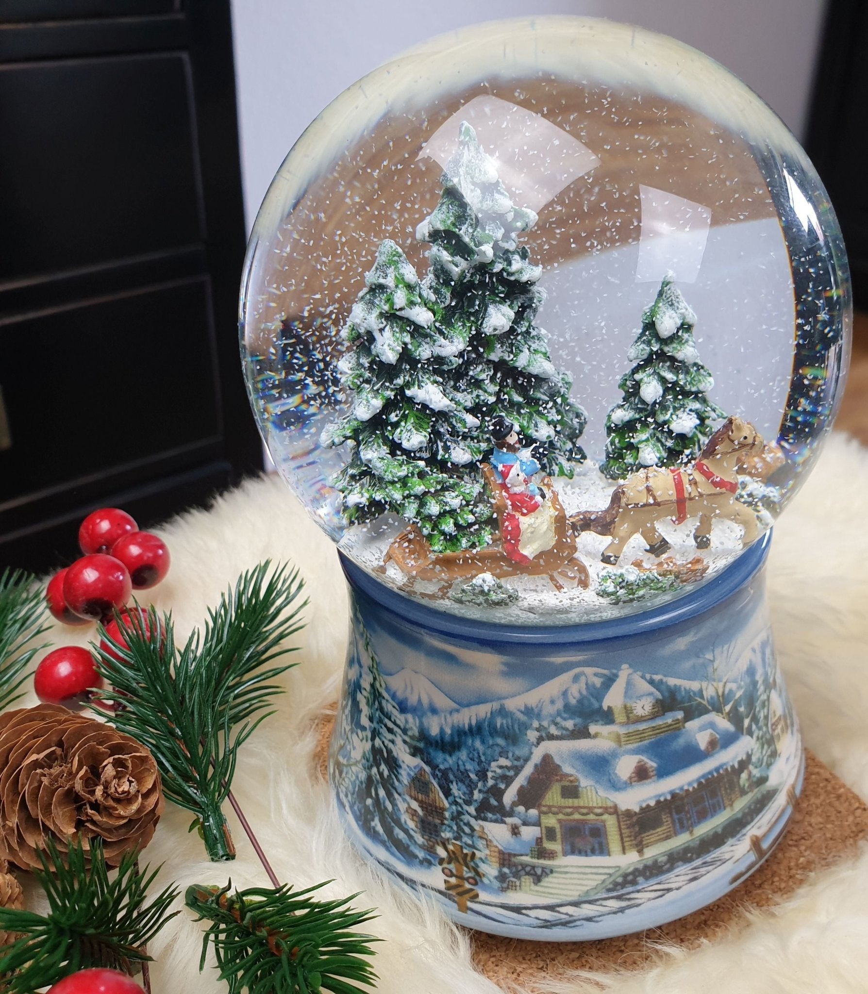Schneekugel Schlittenfahrt auf Sockel Winterlandschaft mit Spieluhr 10 cm Durchmesser - Schneekugelhaus