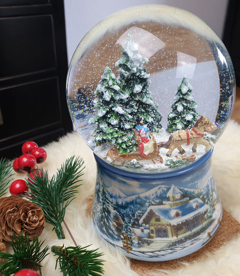 Schneekugel Schlittenfahrt auf Sockel Winterlandschaft mit Spieluhr 10 cm Durchmesser - Schneekugelhaus