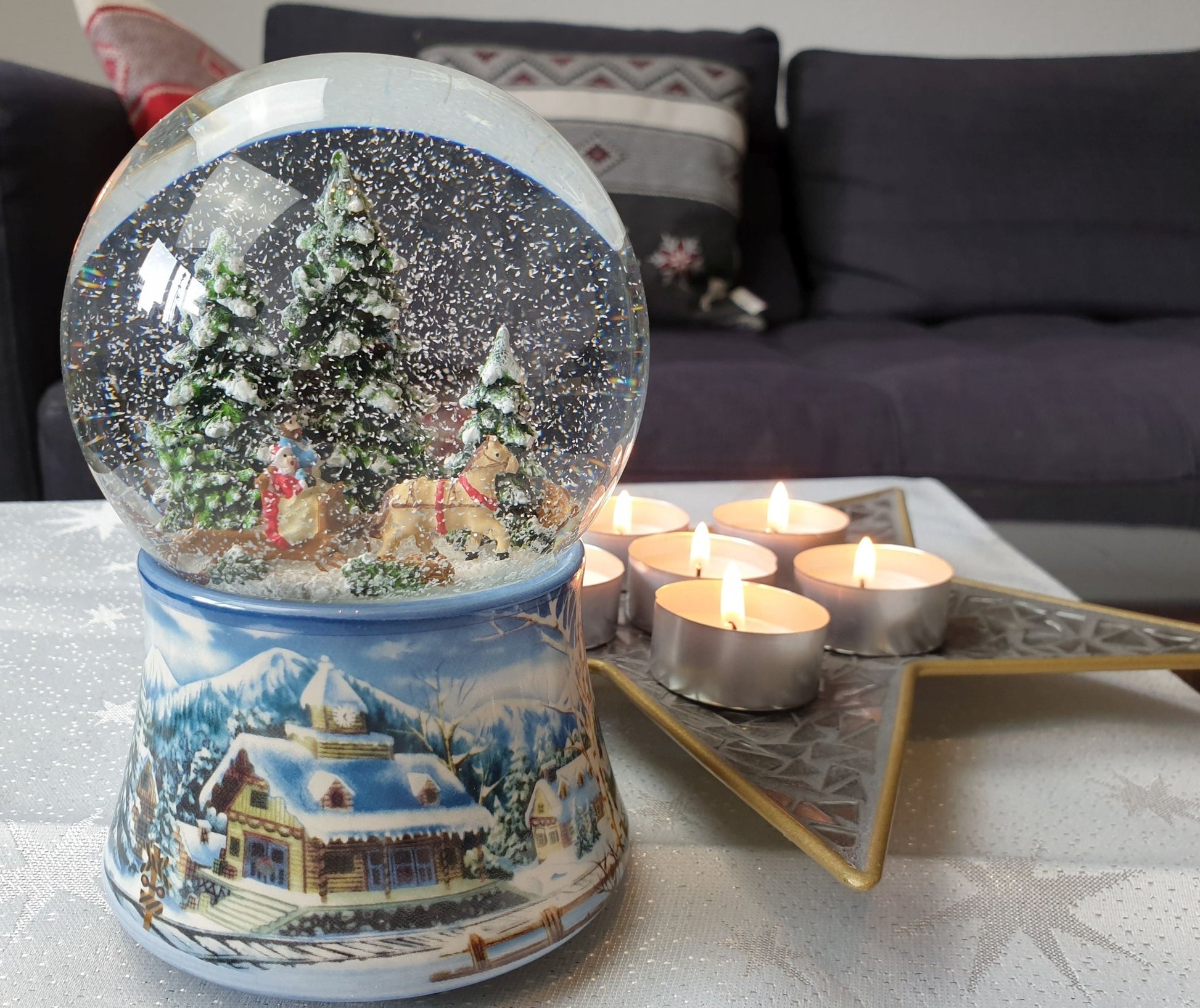 Schneekugel Schlittenfahrt auf Sockel Winterlandschaft mit Spieluhr 10 cm Durchmesser - Schneekugelhaus