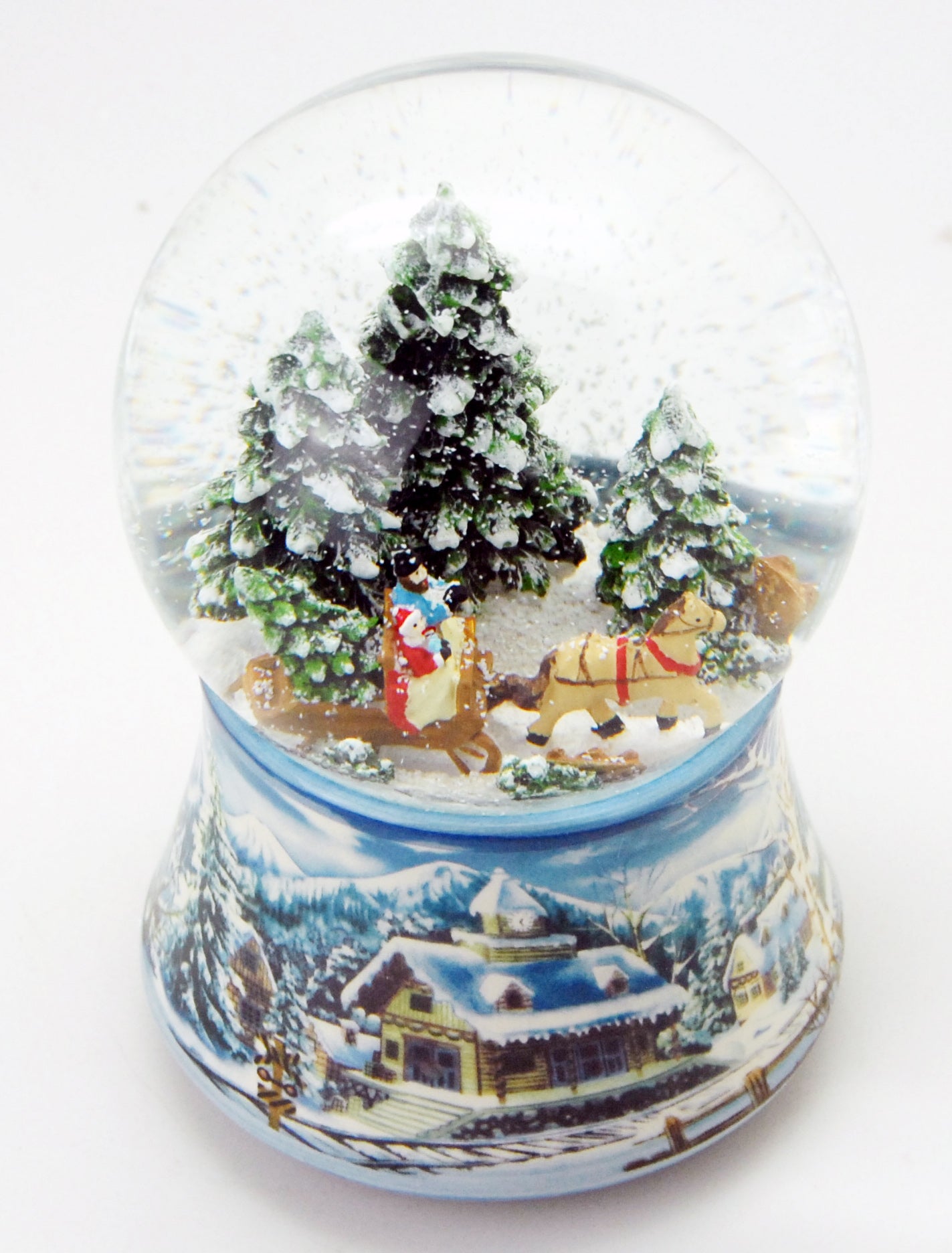 Schneekugel Schlittenfahrt auf Sockel Winterlandschaft mit Spieluhr 10 cm Durchmesser - Schneekugelhaus
