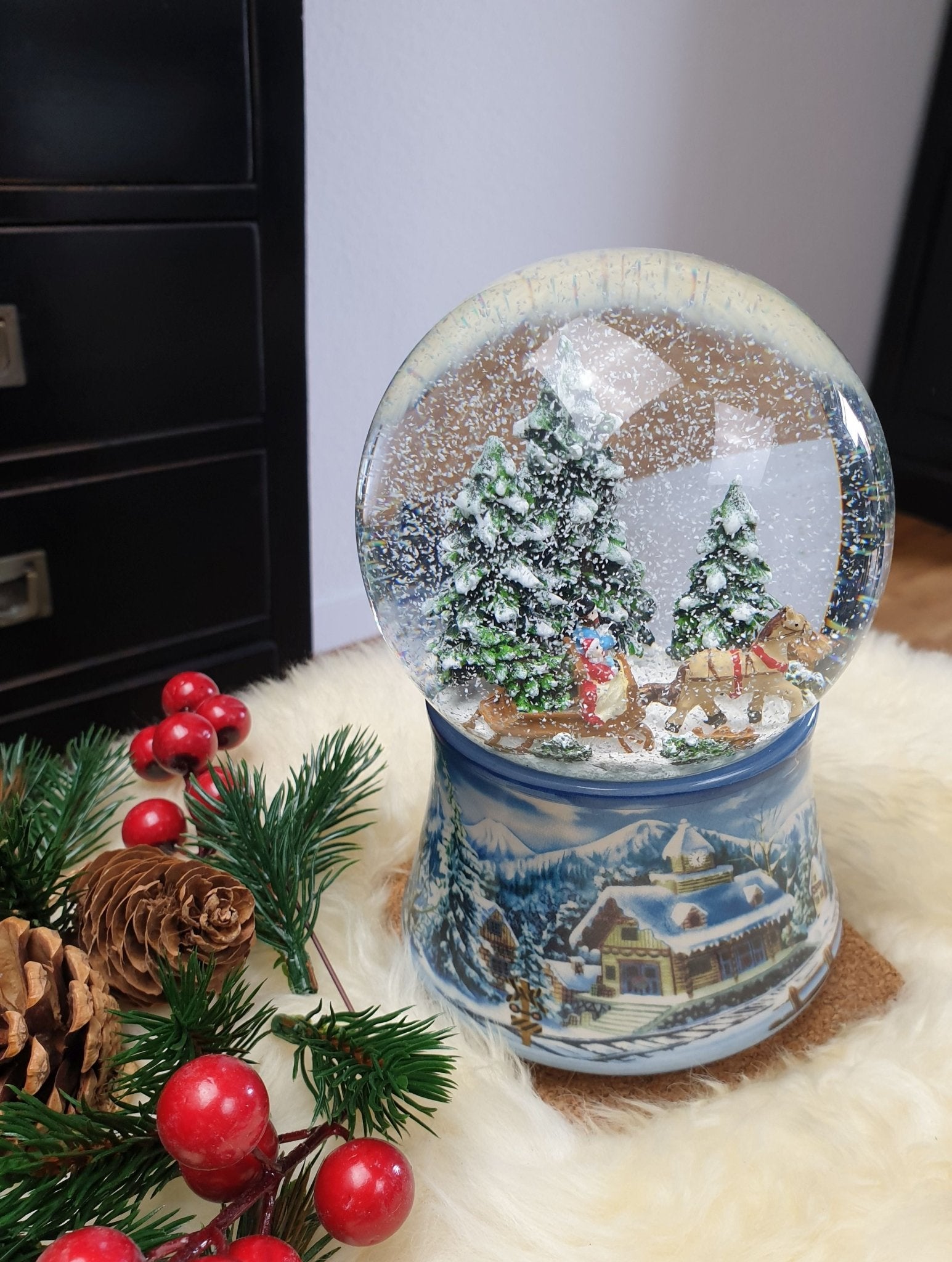 Schneekugel Schlittenfahrt auf Sockel Winterlandschaft mit Spieluhr 10 cm Durchmesser - Schneekugelhaus