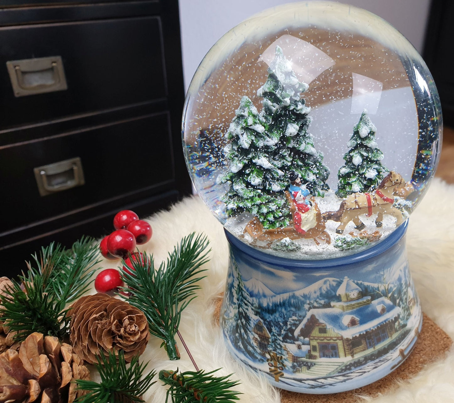 Schneekugel Schlittenfahrt auf Sockel Winterlandschaft mit Spieluhr 10 cm Durchmesser - Schneekugelhaus