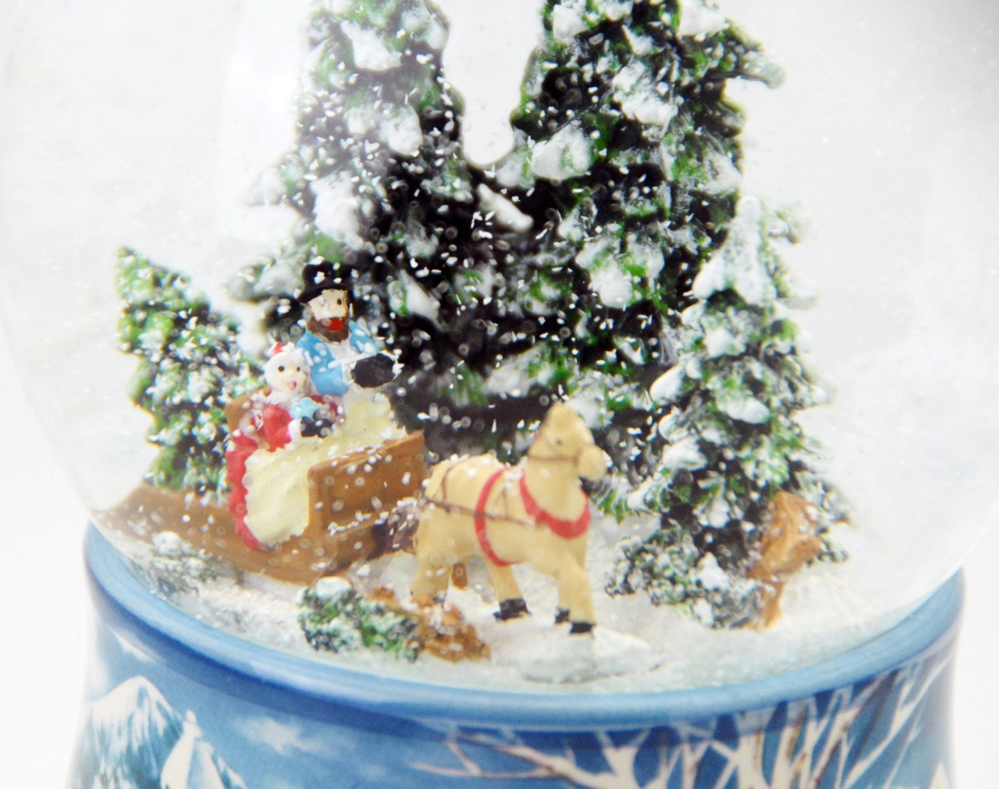 Schneekugel Schlittenfahrt auf Sockel Winterlandschaft mit Spieluhr 10 cm Durchmesser - Schneekugelhaus