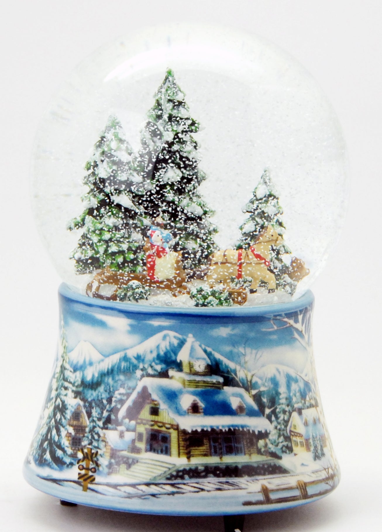 Schneekugel Schlittenfahrt auf Sockel Winterlandschaft mit Spieluhr 10 cm Durchmesser - Schneekugelhaus