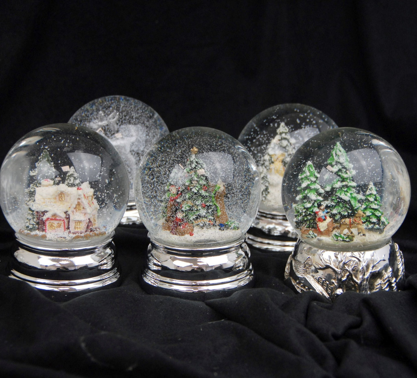 Schneekugel Schlittenfahrt Christbaum holen auf Sockel silber rund geschwungen 10 cm Durchmesser - Schneekugelhaus