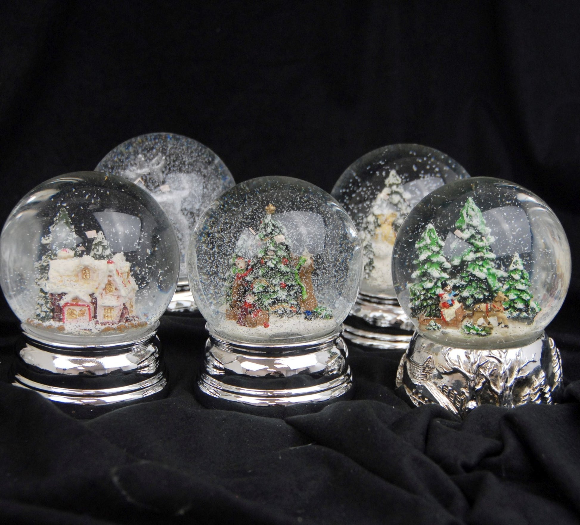 Schneekugel Schlittenfahrt Christbaum holen auf Sockel silber rund geschwungen 10 cm Durchmesser - Schneekugelhaus