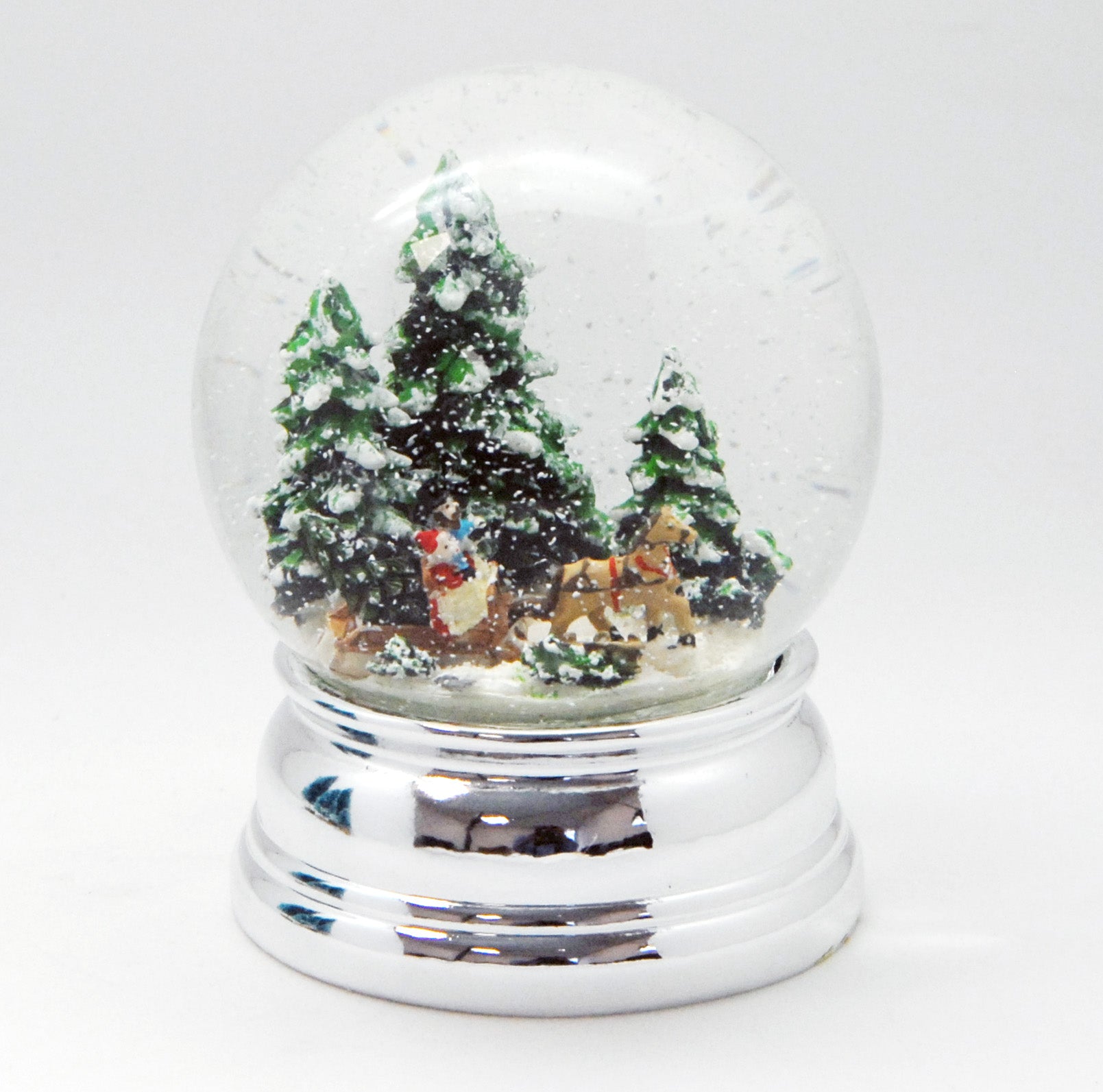 Schneekugel Schlittenfahrt Christbaum holen auf Sockel silber rund geschwungen 10 cm Durchmesser - Schneekugelhaus