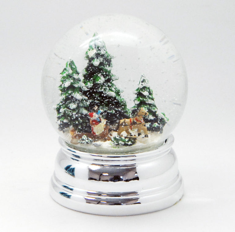 Schneekugel Schlittenfahrt Christbaum holen auf Sockel silber rund geschwungen 10 cm Durchmesser - Schneekugelhaus