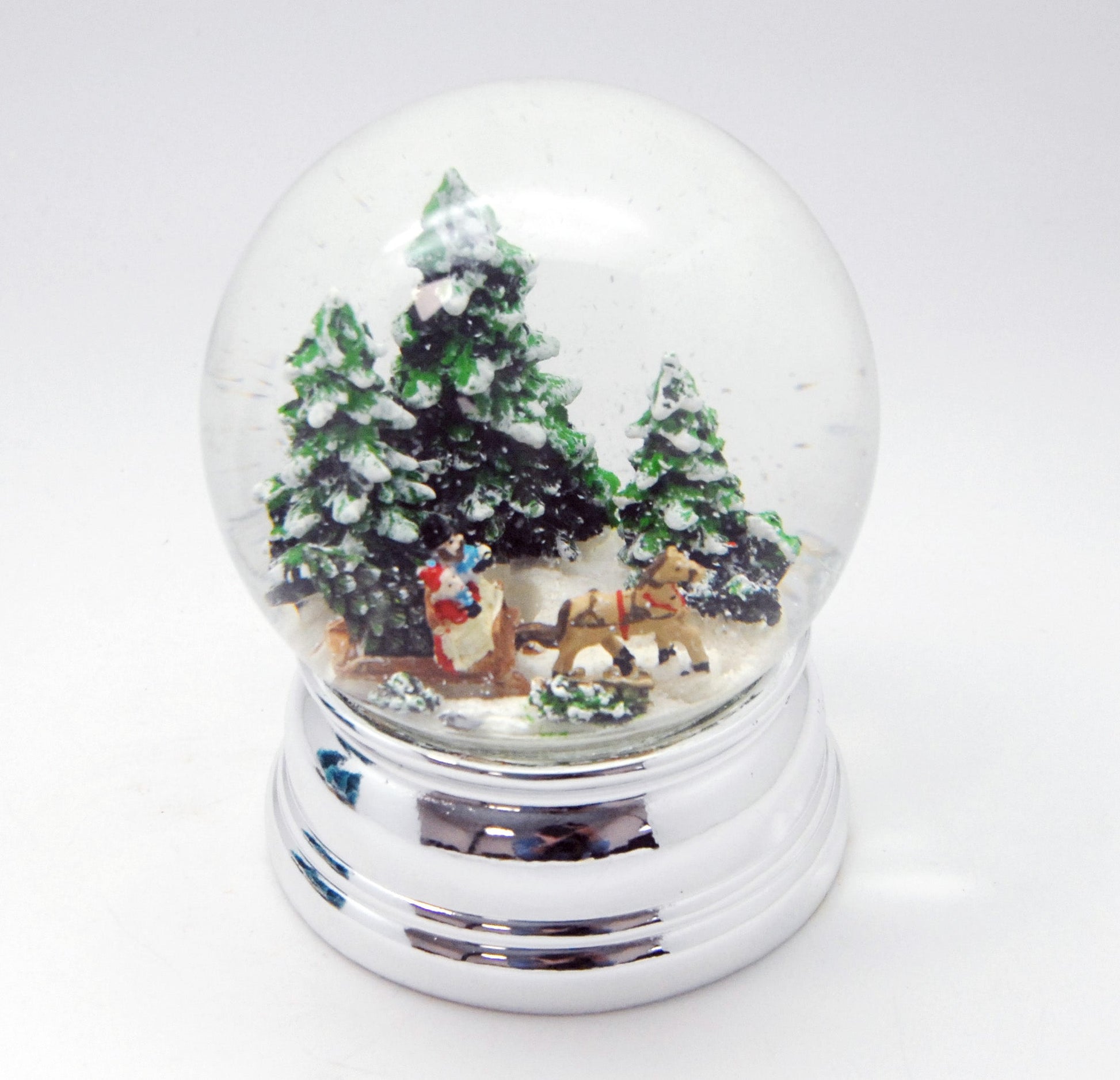Schneekugel Schlittenfahrt Christbaum holen auf Sockel silber rund geschwungen 10 cm Durchmesser - Schneekugelhaus