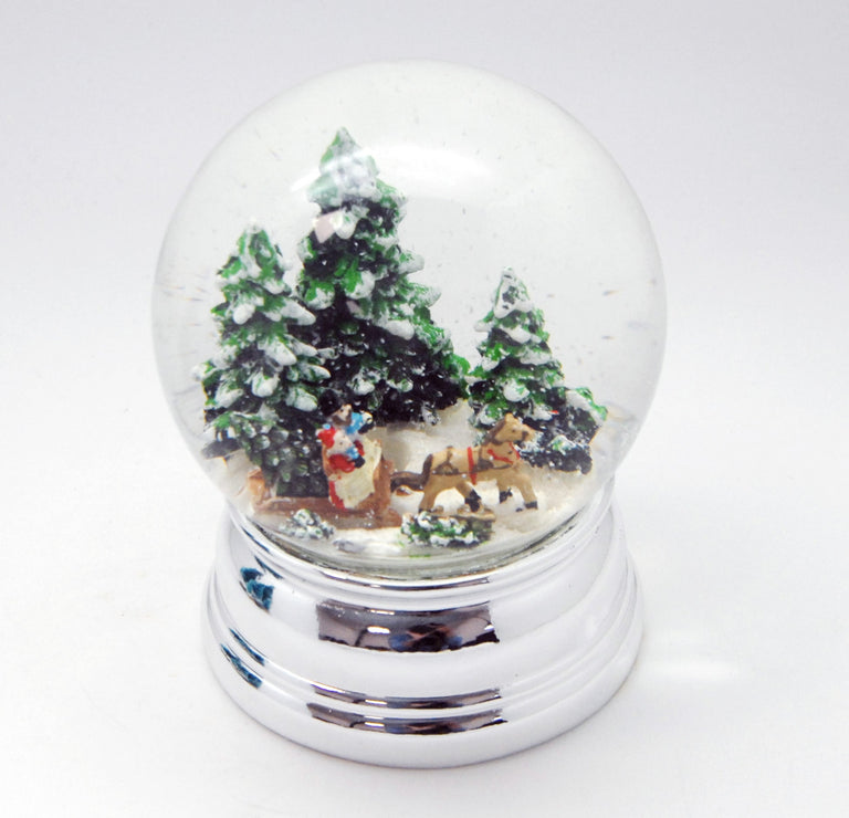Schneekugel Schlittenfahrt Christbaum holen auf Sockel silber rund geschwungen 10 cm Durchmesser - Schneekugelhaus