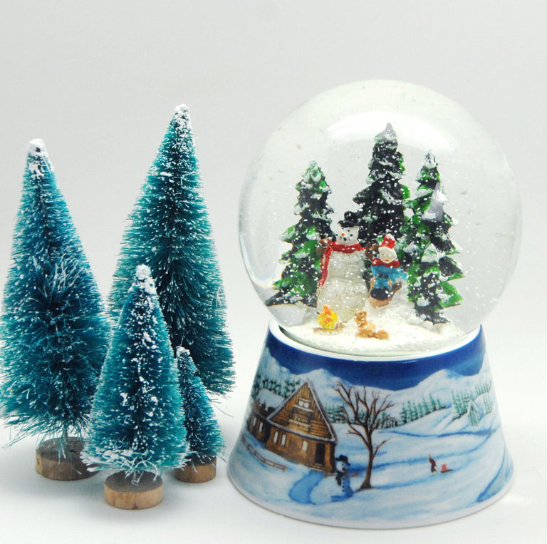 Schneekugel Schneemann bauen mit Lagerfeuer auf Sockel Winterlandschaft mit Spieluhr 10 cm Durchmesser - Schneekugelhaus